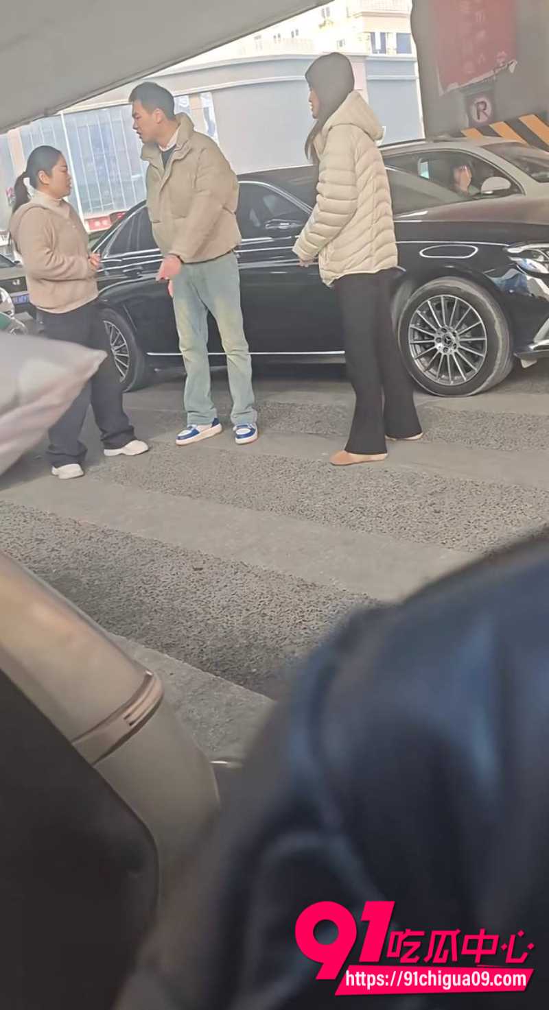 河南郑州奔驰哥被原配街头抓奸 渣男护小三对妻子拳脚相加 大爷看不下去怒揍渣男太解气了!
