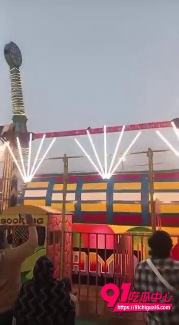 印度旋转秋千事故现场视频3