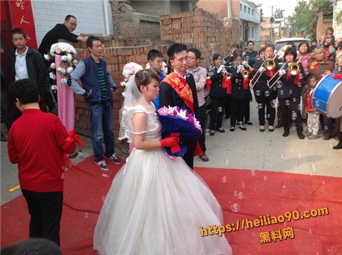 贵州 爷爷奶奶抢孙女12.8万彩礼 订婚当天掀桌赶客 男方报警抓人