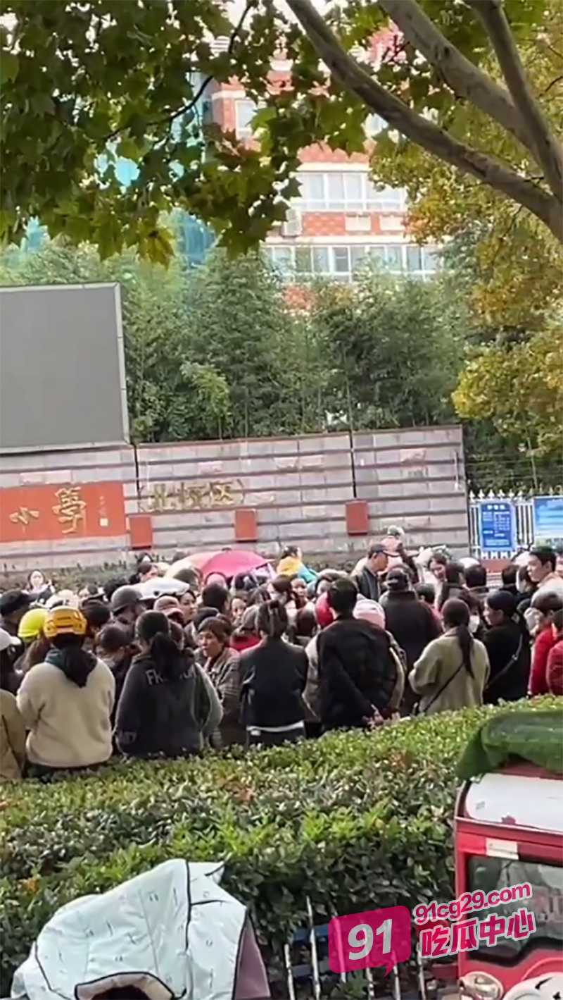 宿迁沭阳一实小门口吃瓜 19岁男孩为39岁女友六亲不认 报警护爱年龄差悬殊事件 配图4
