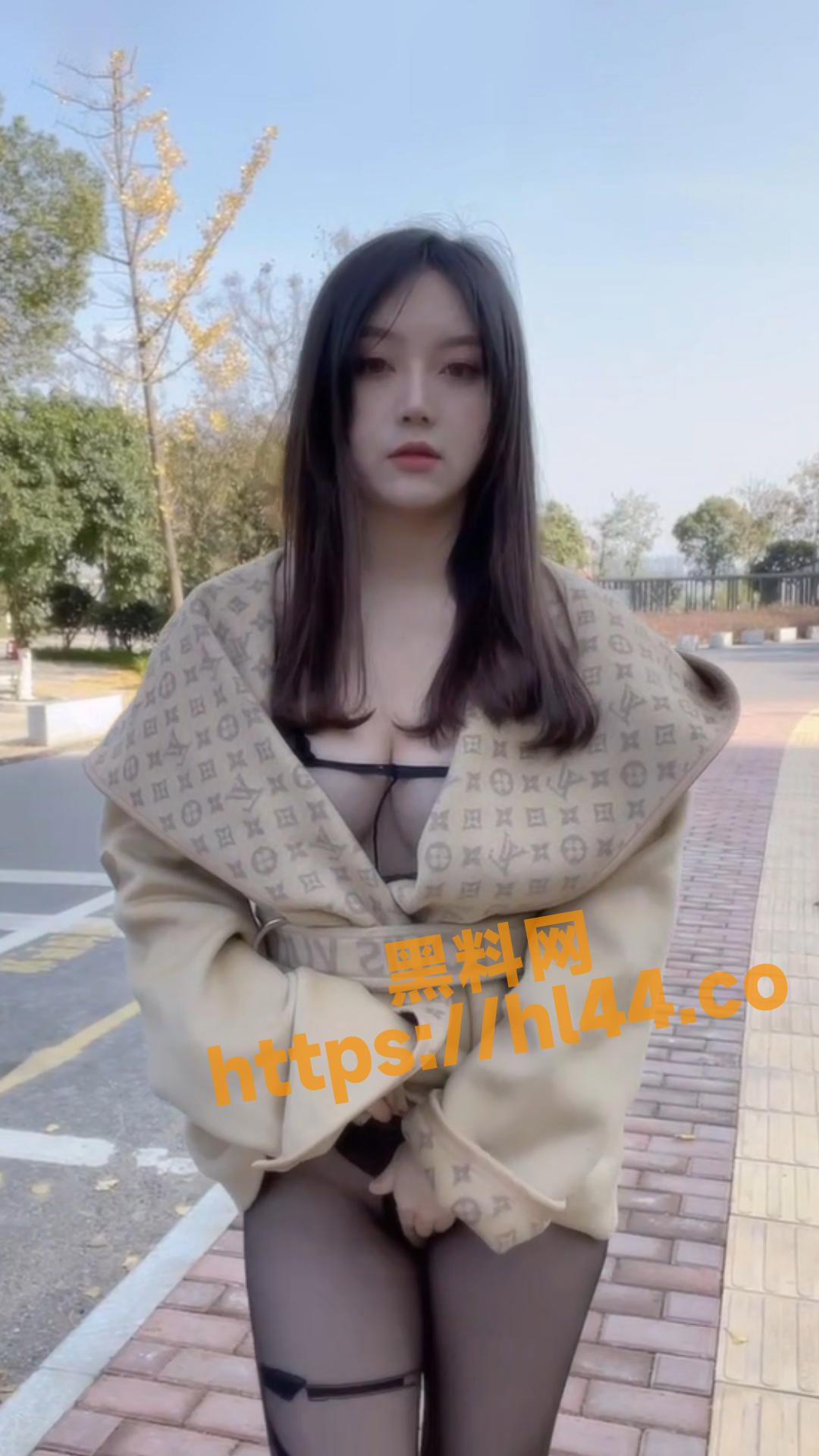 超人气女神 豆瓣酱 塞遥控跳蛋户外露出流出 在公共场合外肆意玩弄!