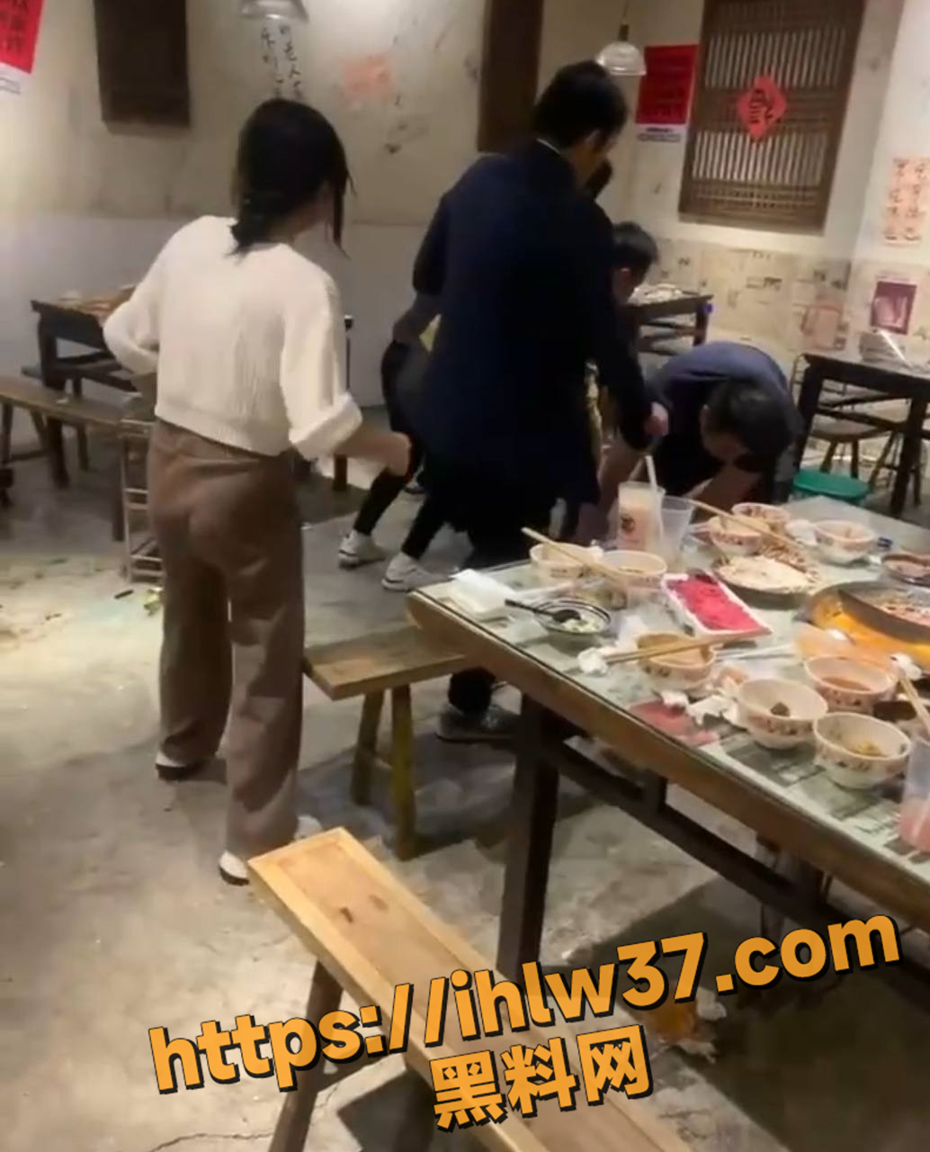 江苏省启东市夏甜甜火锅店四名男子起了争执打架现场！拿着啤酒瓶想打又怕赔的样子还挺搞笑