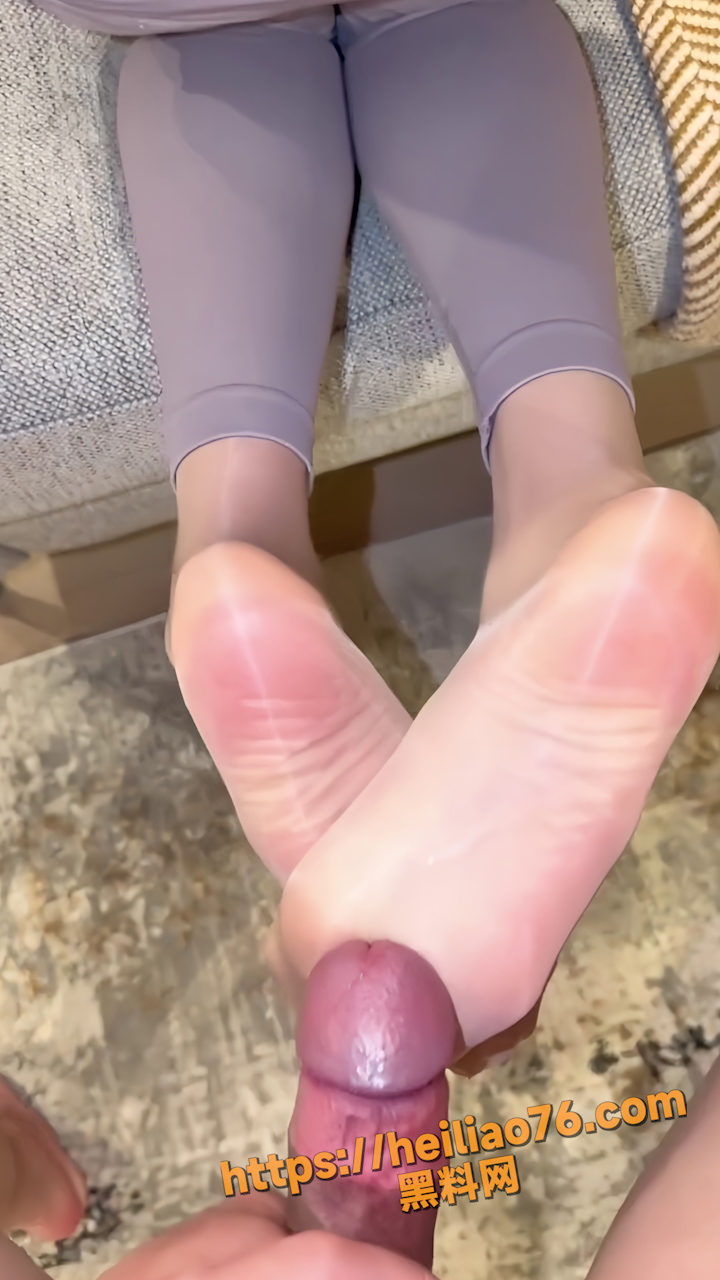 极品网黄福利姬 猫猫碎冰冰 化身瑜伽裤女神 足交挑逗私密福利流出 恋足癖狂喜！