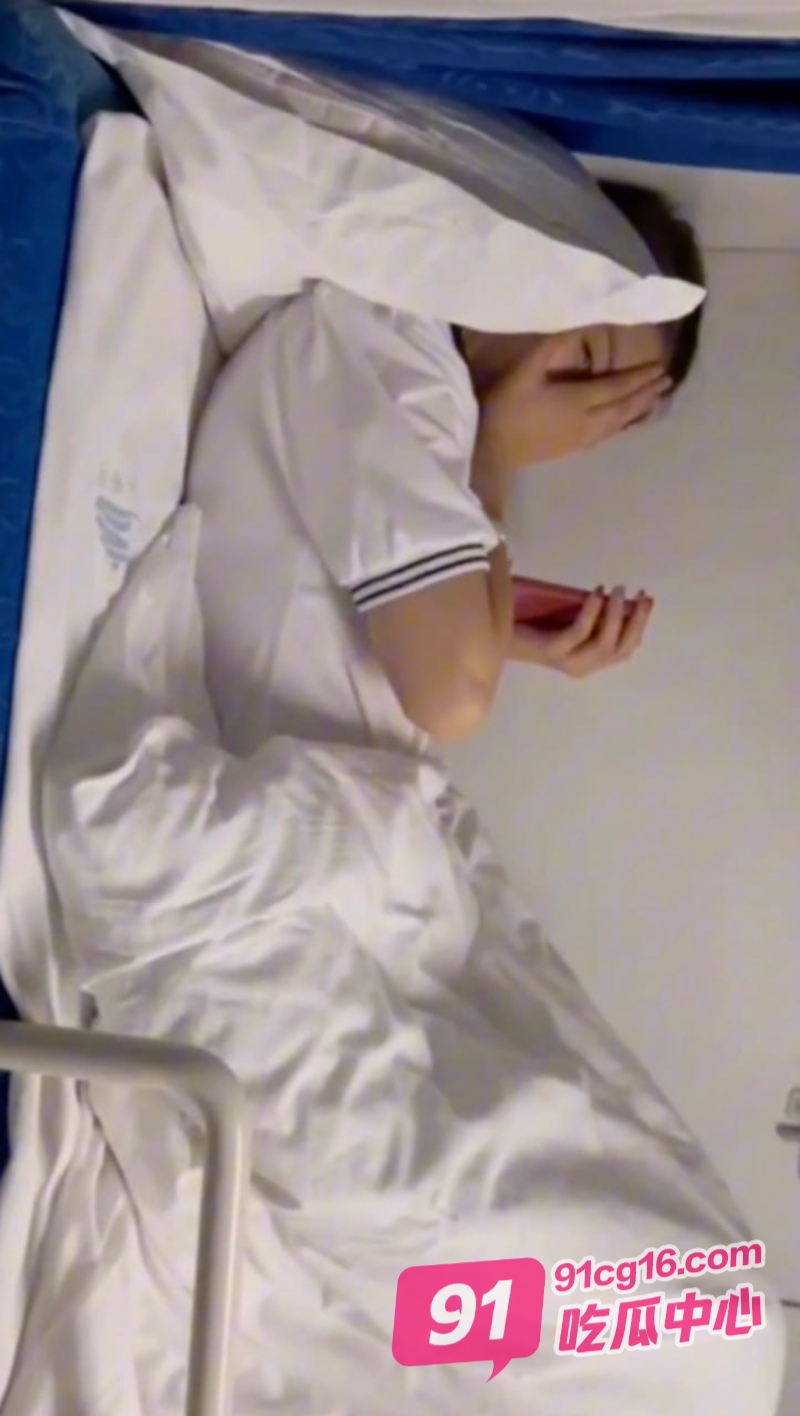火车卧铺的激情碰撞！寂寞少妇自慰被小伙发现 欲火倾吞了理智！
