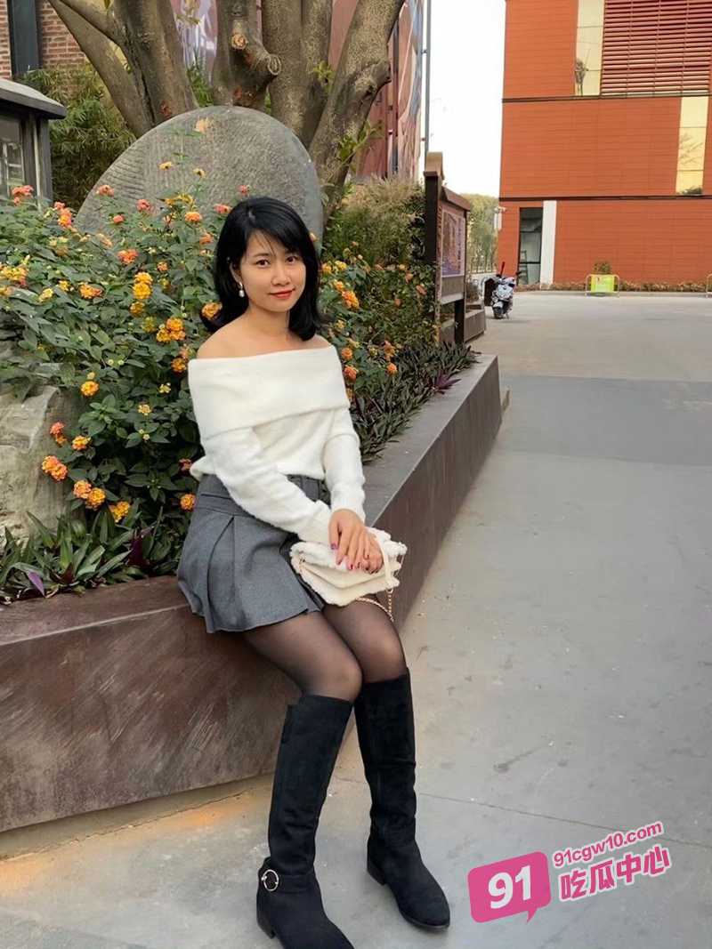 广东反差少妇林嘉玲 欲求不满寻金主爸爸爆操输出 反铐双手翘着肥臀后入抽插到发抖！ 配图3