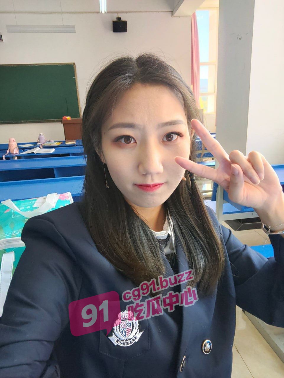 贵州师范大学田学姐～课余时间赚外快 认真吃鸡的样子真迷人呐！