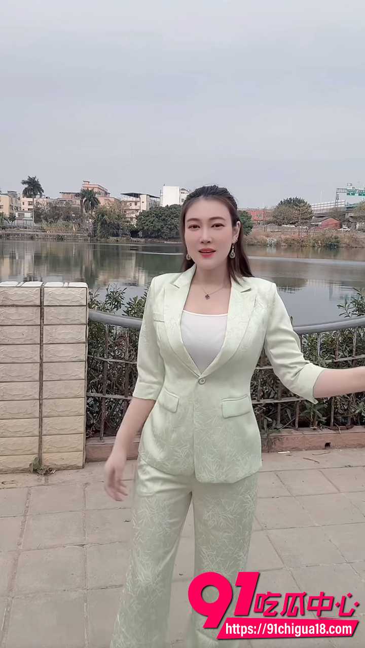 东北眼镜姐客厅全裸约炮被网友扒出2
