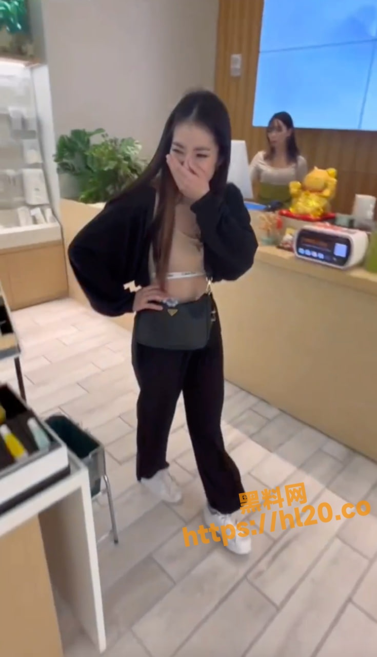 户外跳蛋系列，遥控器一摁就开始跳动，哪里人多就在哪摁，爽的妹子直夹腿！