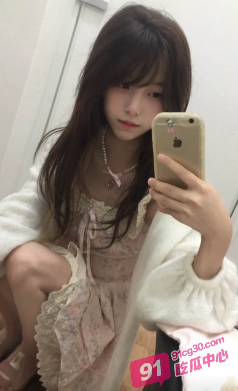 美女喝醉了趴在里边桌子遭猥琐男揉奶模穴 白皮嫩乳一线天美鲍 真是个极品啊！ 配图2