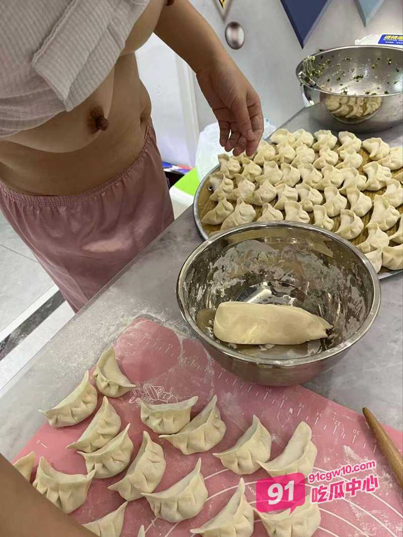 极品福利姬 筱慧 冬至最新视频来袭 嫂子为我包饺子 兄弟们今天吃饺子了吗 配图9