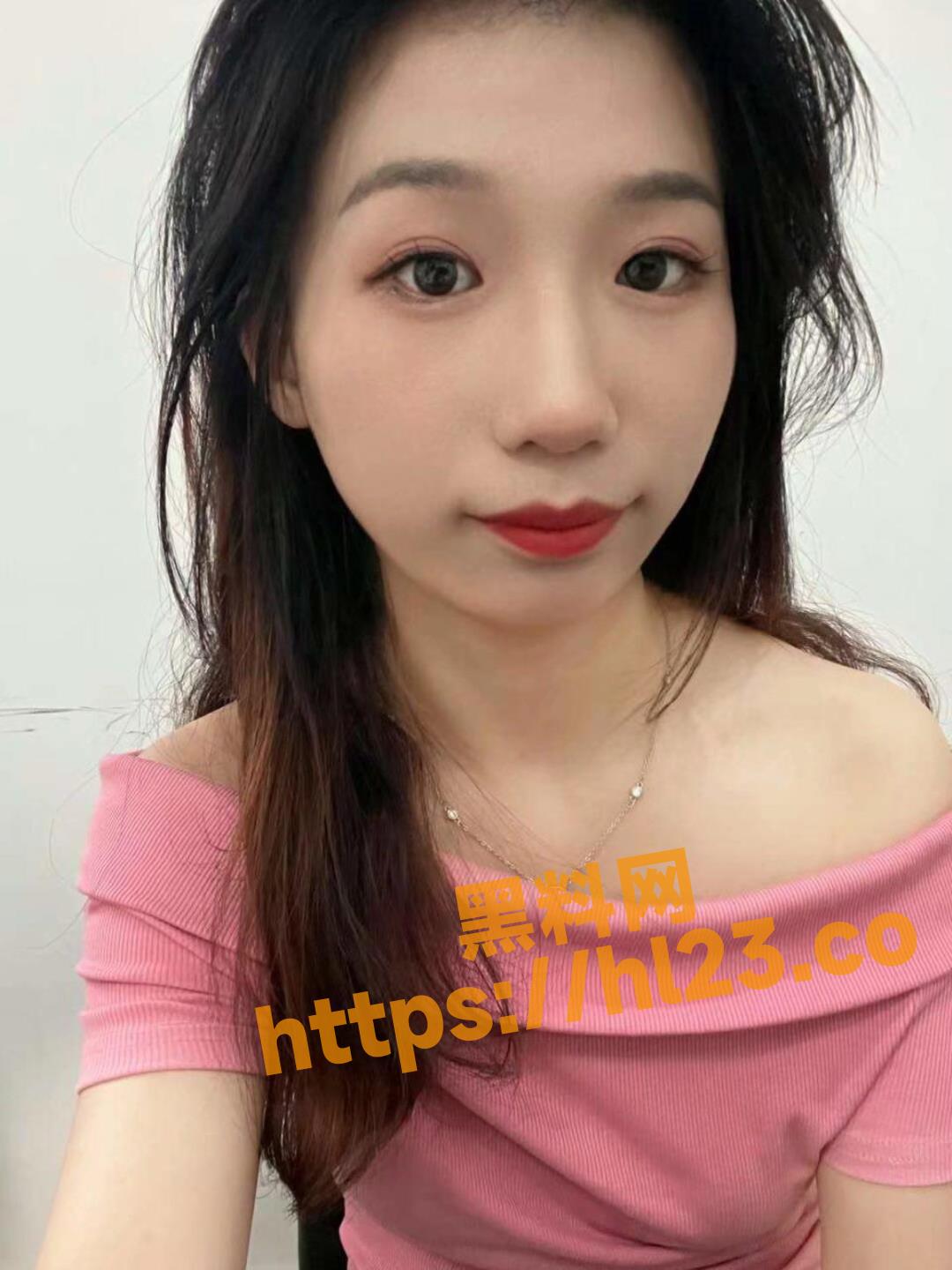 河南安阳的母狗张子晨喜欢在网上自慰给别人看,逼和乳头都黑到不能看的程度，自信依然