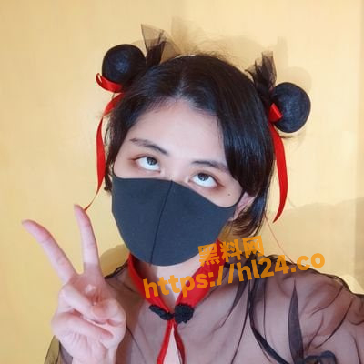 Onlyfans 奶咪 为你们祝贺2024新年小福利！无毛白虎逼怼上镜头为你喝彩～