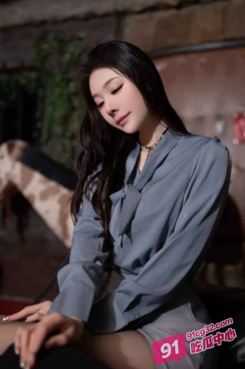 秀人网长腿模特小逗逗 被塞上尾巴皮鞭调教 跪爬在金主胯下口爆吃精！ 配图3