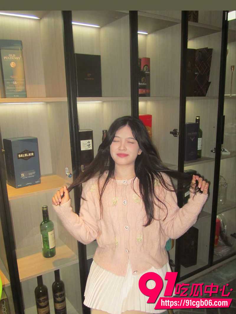 广西南宁反差婊吴洛丹 与土豪男友性爱自拍流出 超粉一线天小穴被操到白浆 撸管手法也是一流!