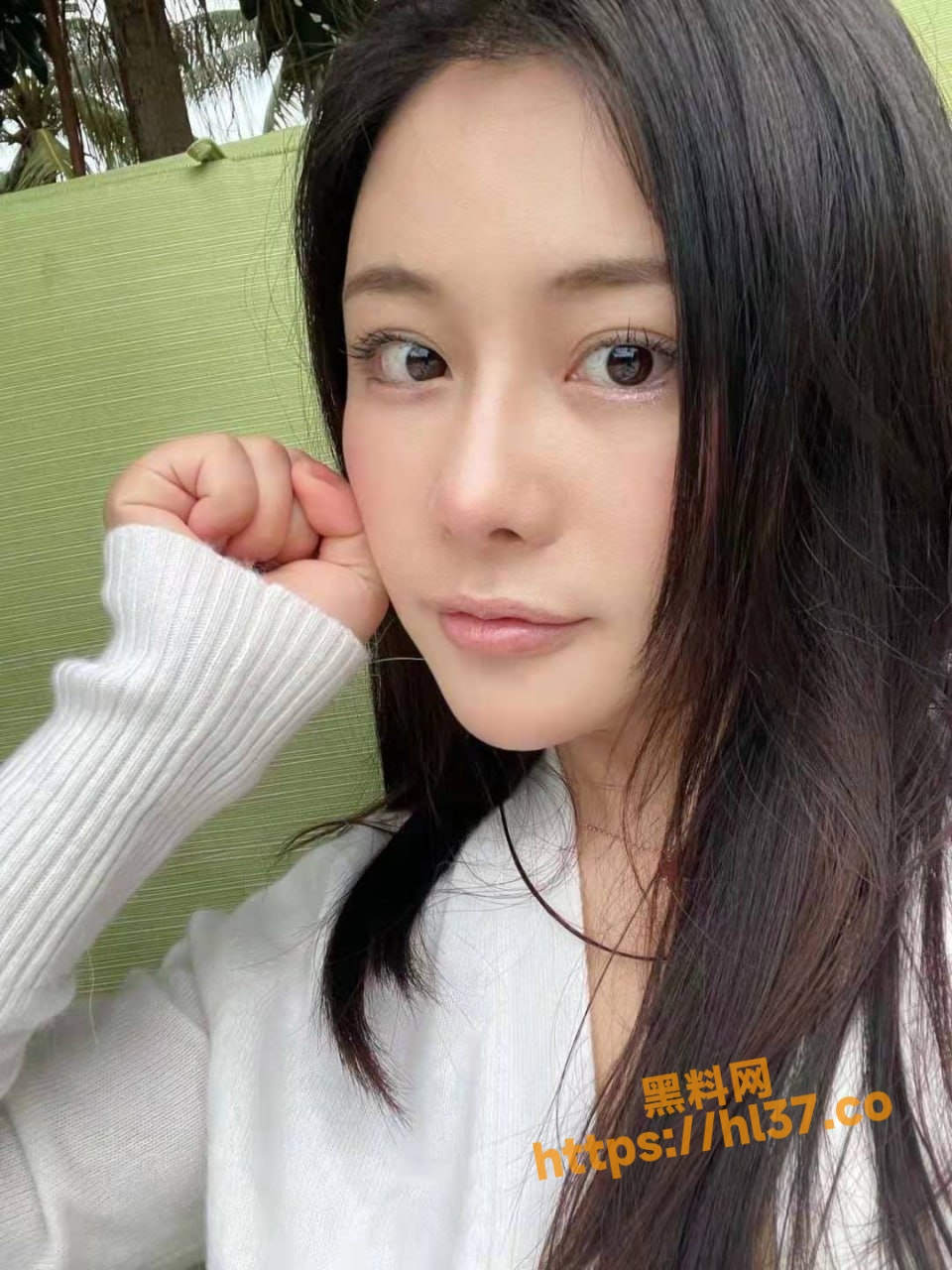 淫荡绿帽妻喜欢找来小三给自己的老公操 在上海繁华街头让老公在车上操别的女人而自己在一旁观战！