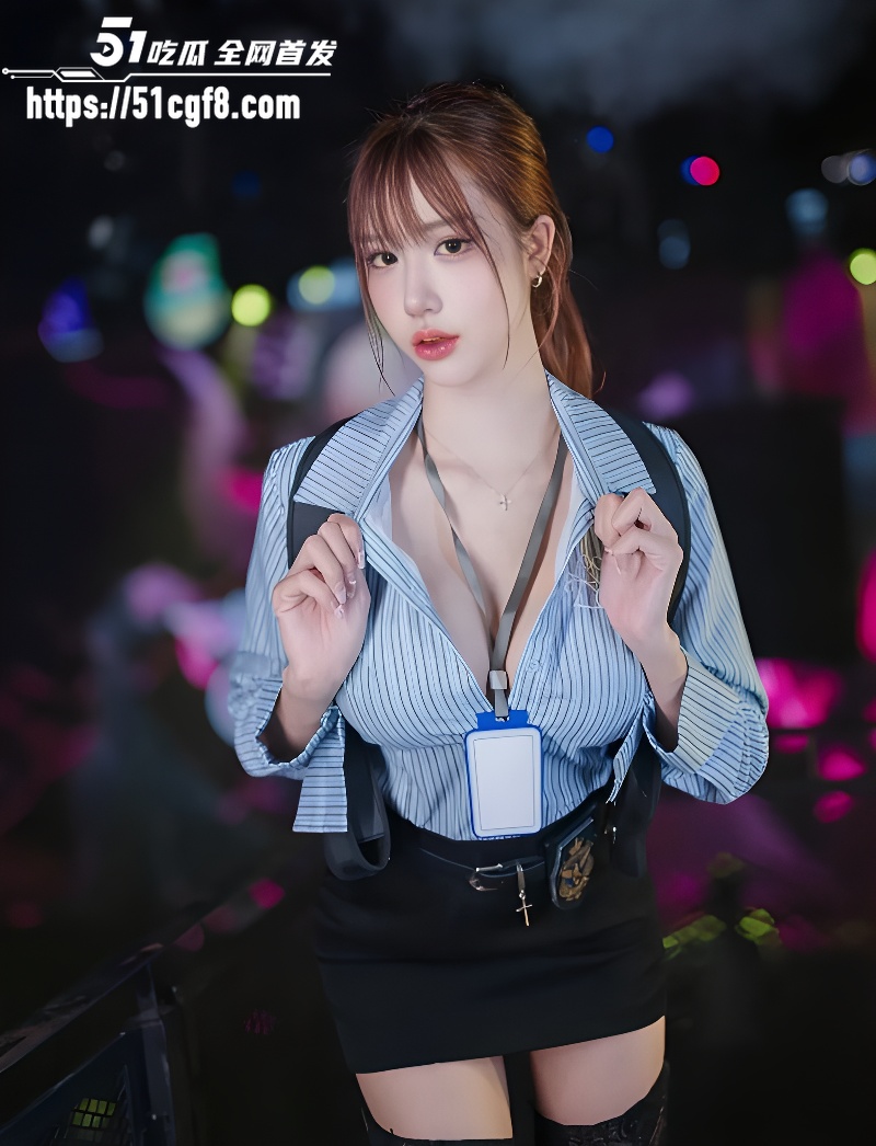。那张精致的脸此刻完全沉浸在口交的快感里， 2