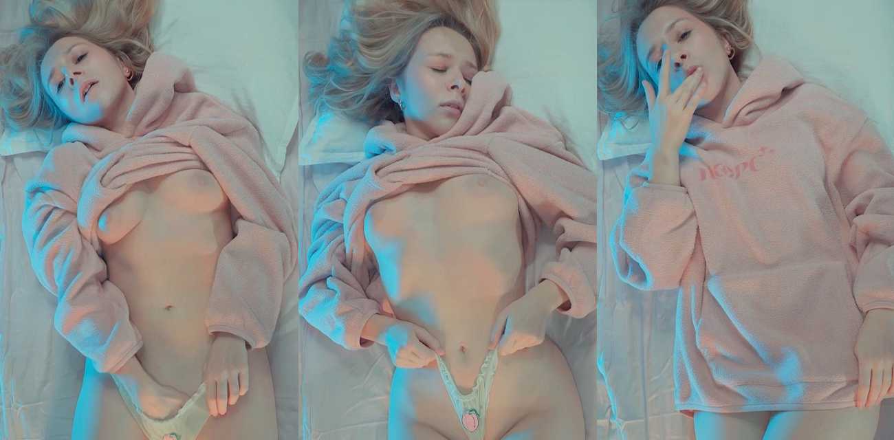欧美福利姬CreamySpot 性感美女上演自摸诱惑 自慰指交快感爆棚 火辣挑逗让人欲罢不能!