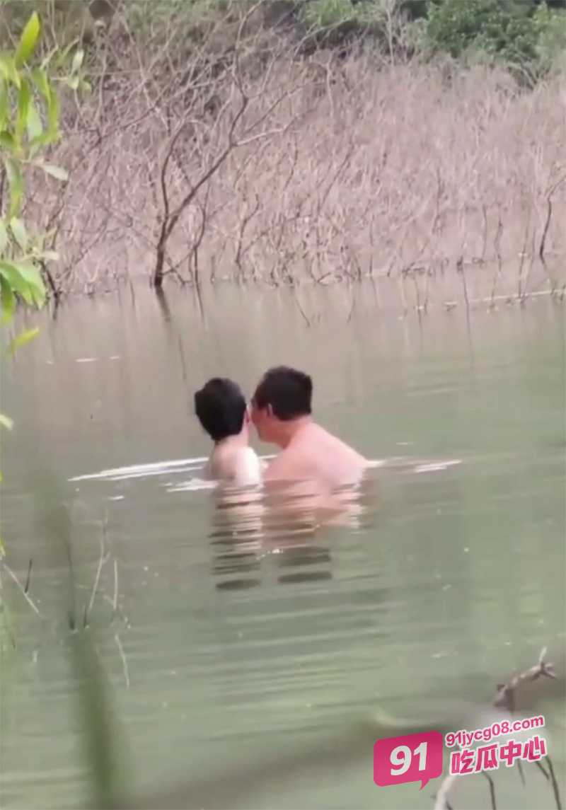 温泉湖成大爷大妈偷情圣地？水中打炮完美解决！ 配图3
