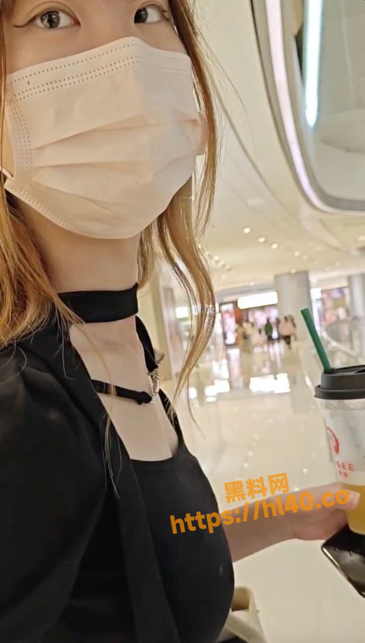 骚老婆不穿内裤逛街直接遭受老公的行走摸逼！边走在商场内边用手扣着逼超刺激！