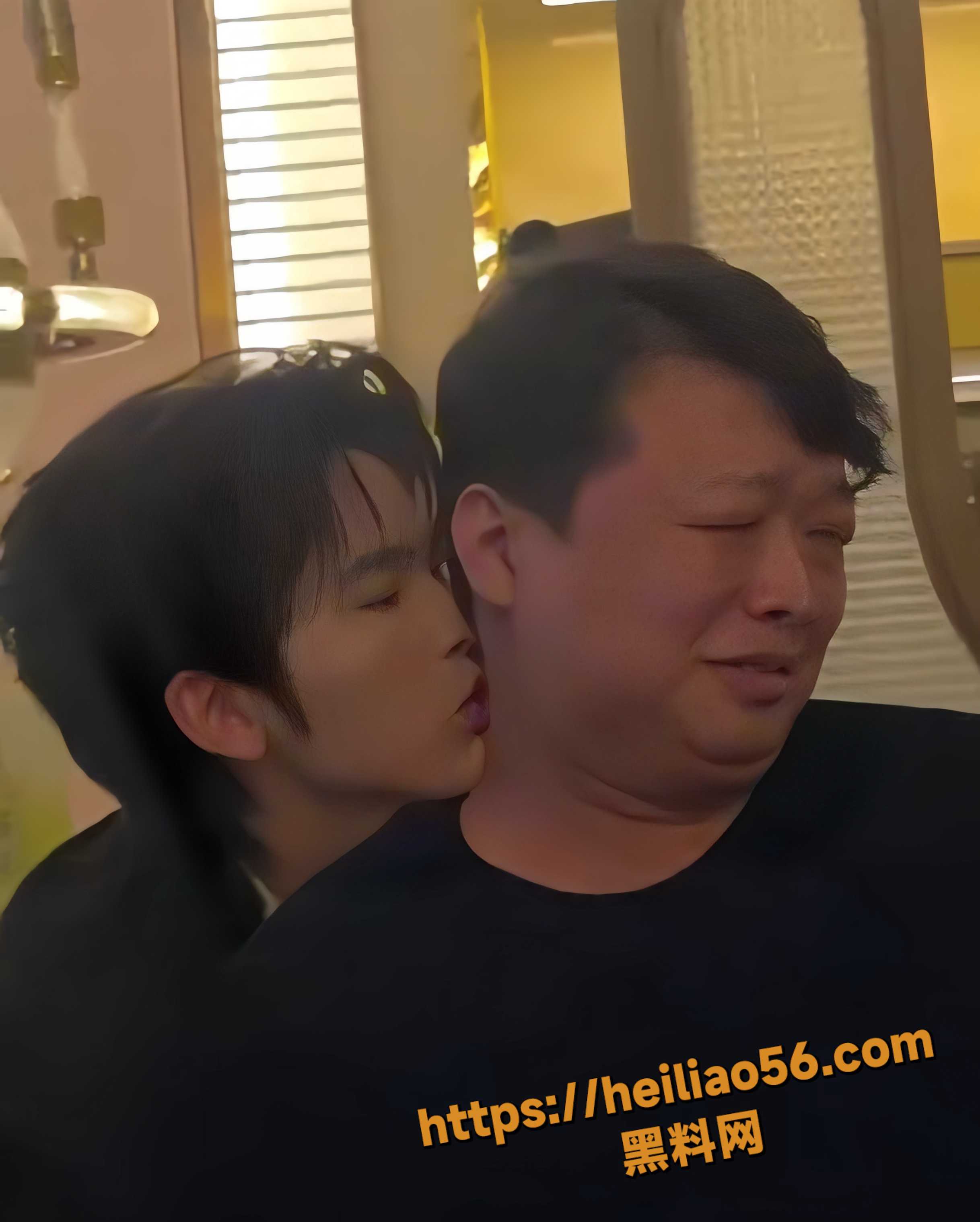 基佬大叔 商K点男模 激情舌吻舔脖子 一脸表情享受 画面辣眼！