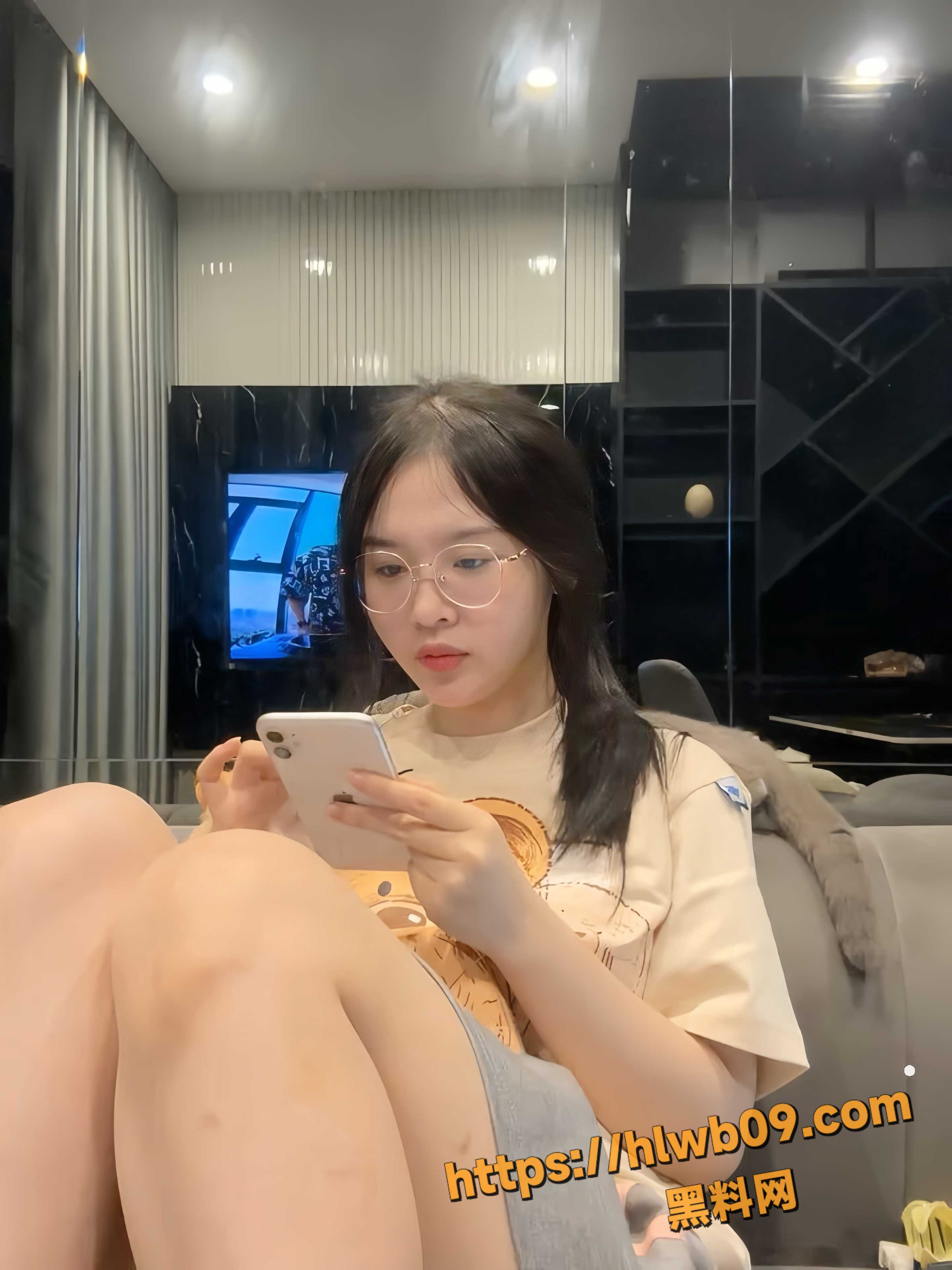 成都极品黑丝少妇 淫靡私生活大曝光 被捆绑深喉 多种情趣道具刺激高潮不断！