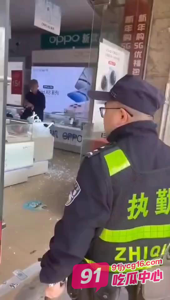 男子直播抢金店被抓！网友：“第一次见这种赛道” 配图4