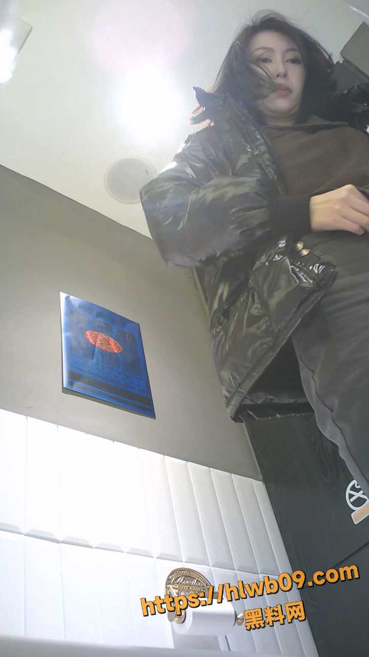 商场女厕全景偷拍 多位不敢坐蹲着尿的少妇 高清特写水花四溅！