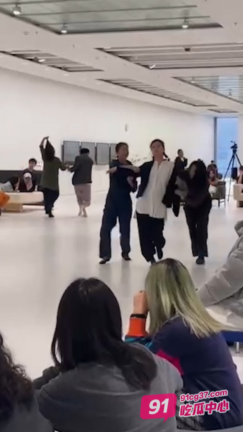 奇葩群举办线下活动 动作怪异行为抽象 这是什么毛病？ 配图4