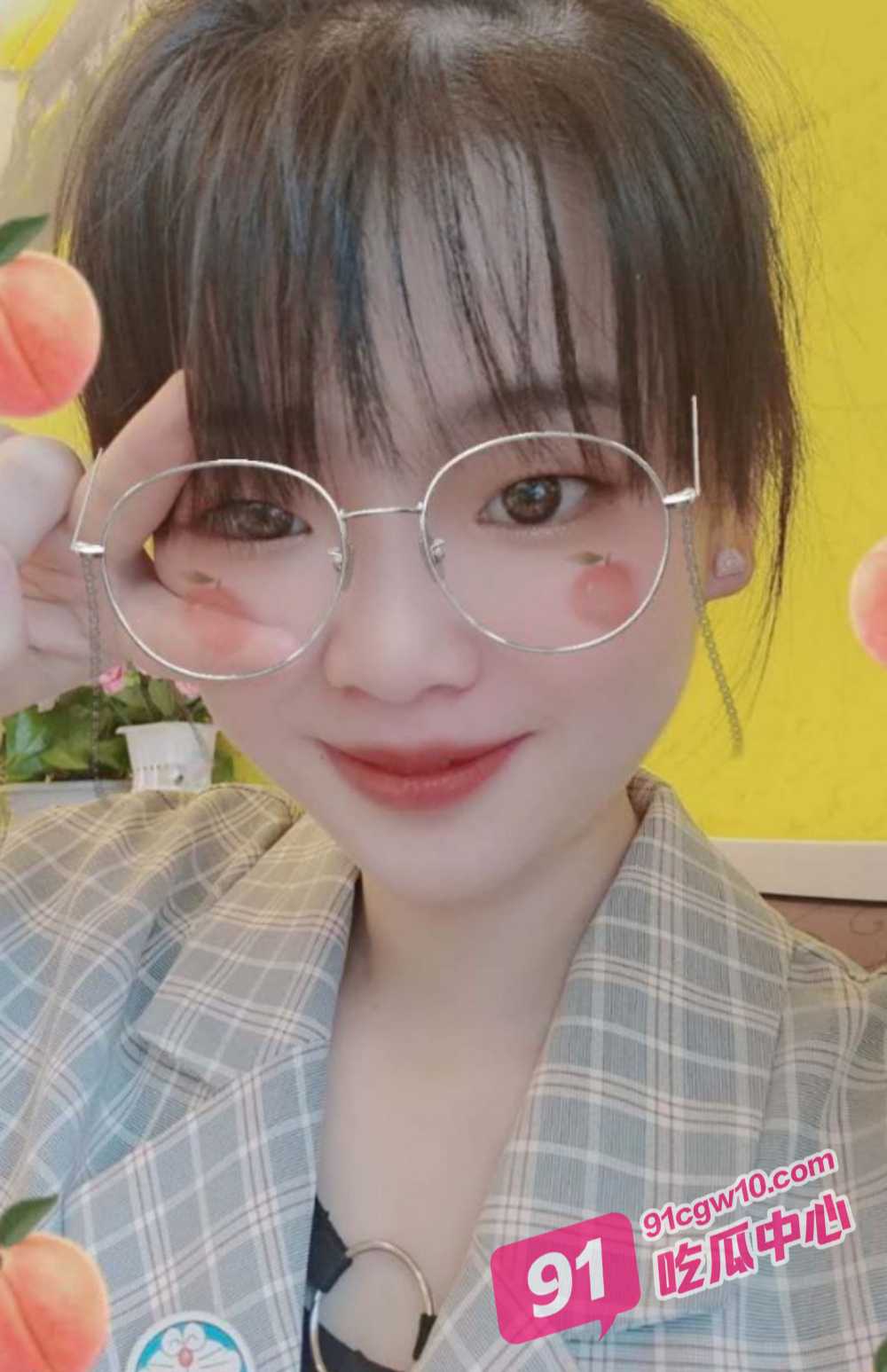 陕西渭南师范学院陈燕 闷骚眼镜妹口活一流 性感长腿黑丝大尺度私拍流出 配图3