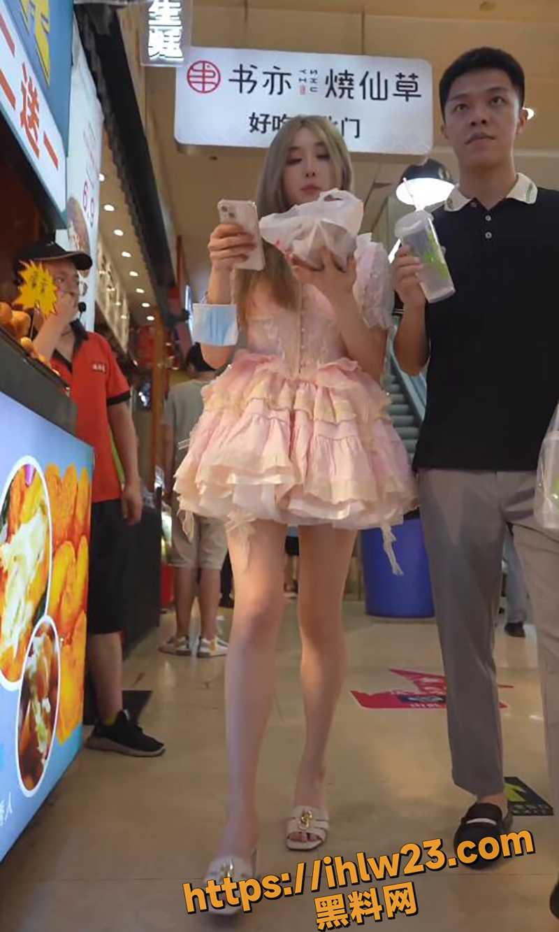 牛人抄底 超短蕾丝偶像服，长腿美女逛街，微透白内！别人妹子的小内内永远是最香的！