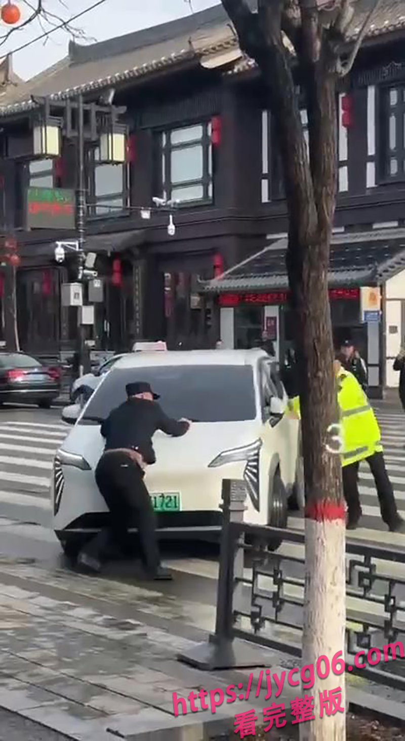 山西晋城街头大戏！电车顶着保安狂飙 交警都看傻了 配图3