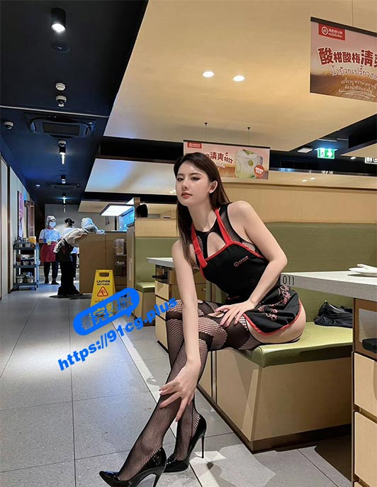 天气这么热 阿朱请你吃西瓜 全网热搜的高挑美女阿朱 各种姿势任你操作