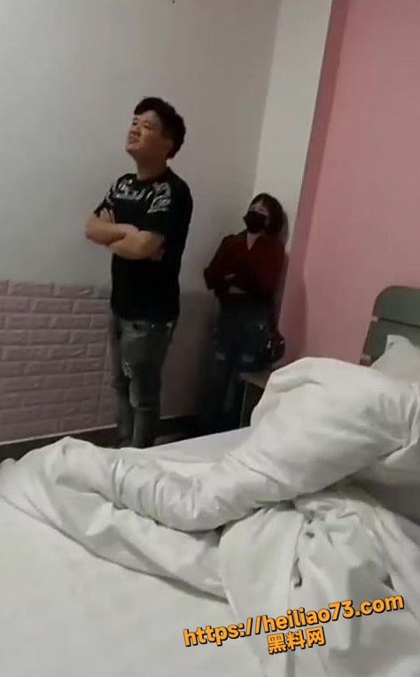 抓奸现场曝光 嚣张炮友玩弄人妻 吃瓜群众全程目睹