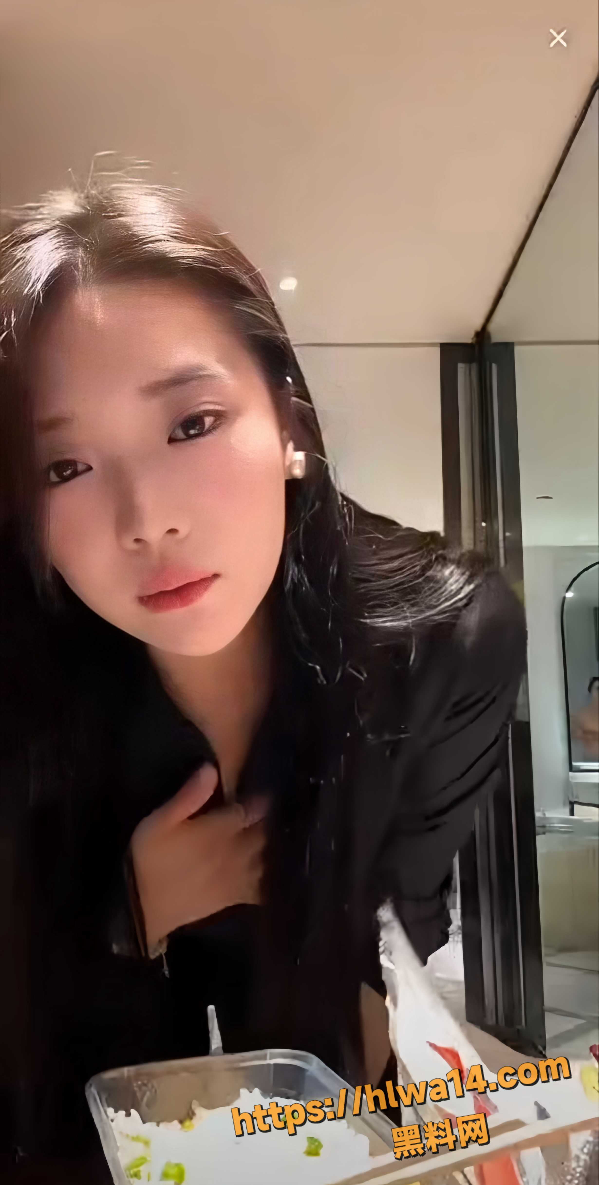 女主播在浴室直播 闺蜜裸体出镜观看的人数增多 结果没开心几秒直播间被封了！