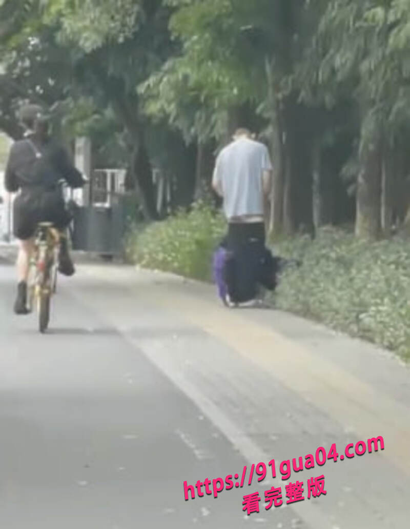 震惊路人！一对情侣光天化日马路边激情缠绵