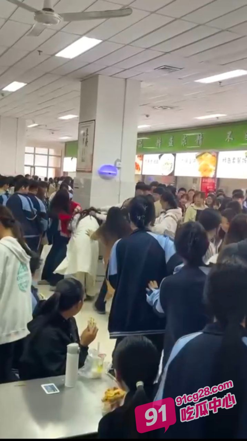 武汉市第二中学食堂女生打架事件 4名女同学互掐嫩乳裸露 现场混乱不堪！ 配图3