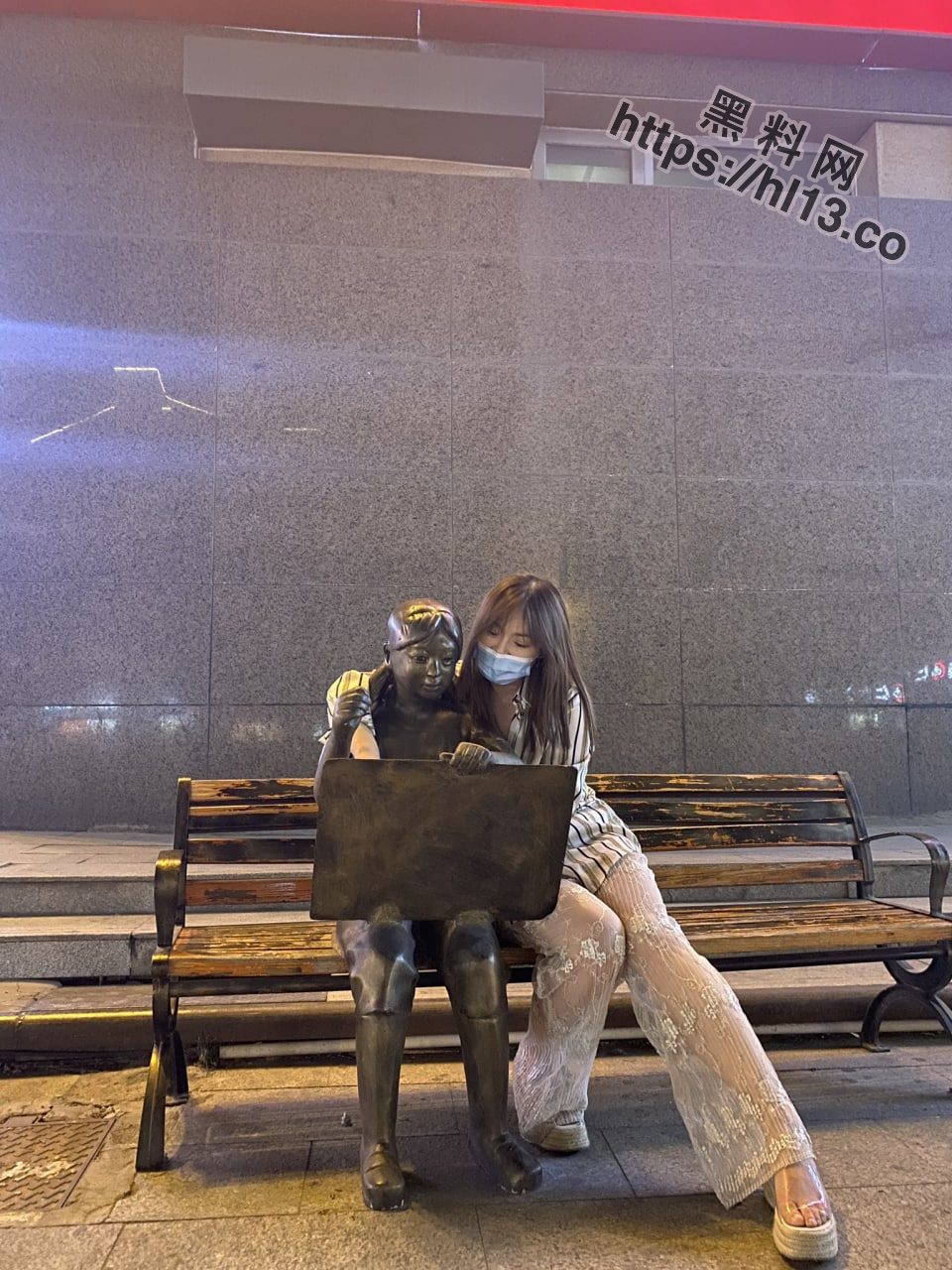 反差前女友户外露出，用防撞栏自慰，拿男友的小拳拳体验拳交