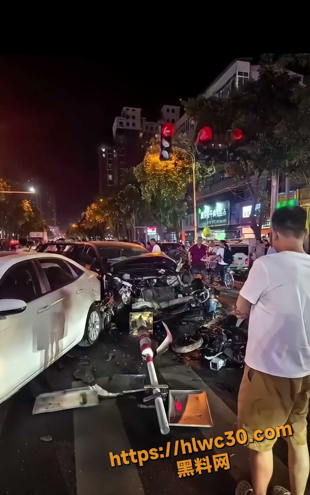 漯河市五一路与建设路交叉口 发生严重交通事故 已致3死多人受伤 现场视频曝光