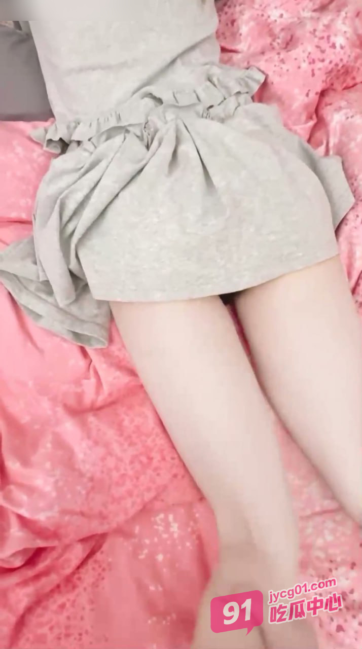 「兄妹乱伦」打游戏的妹妹突遭亲哥咸猪手 扒裤后入怒射骚穴！ 配图4