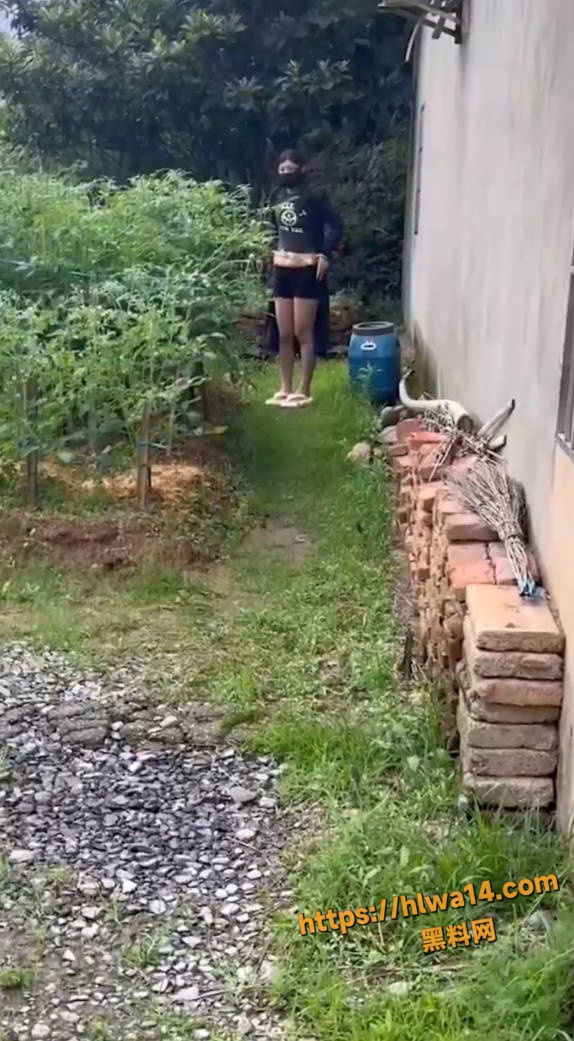 推特露出女王 鹿初日记 乡村道路裸体出行 刚脱光就来车 玩的就是刺激！