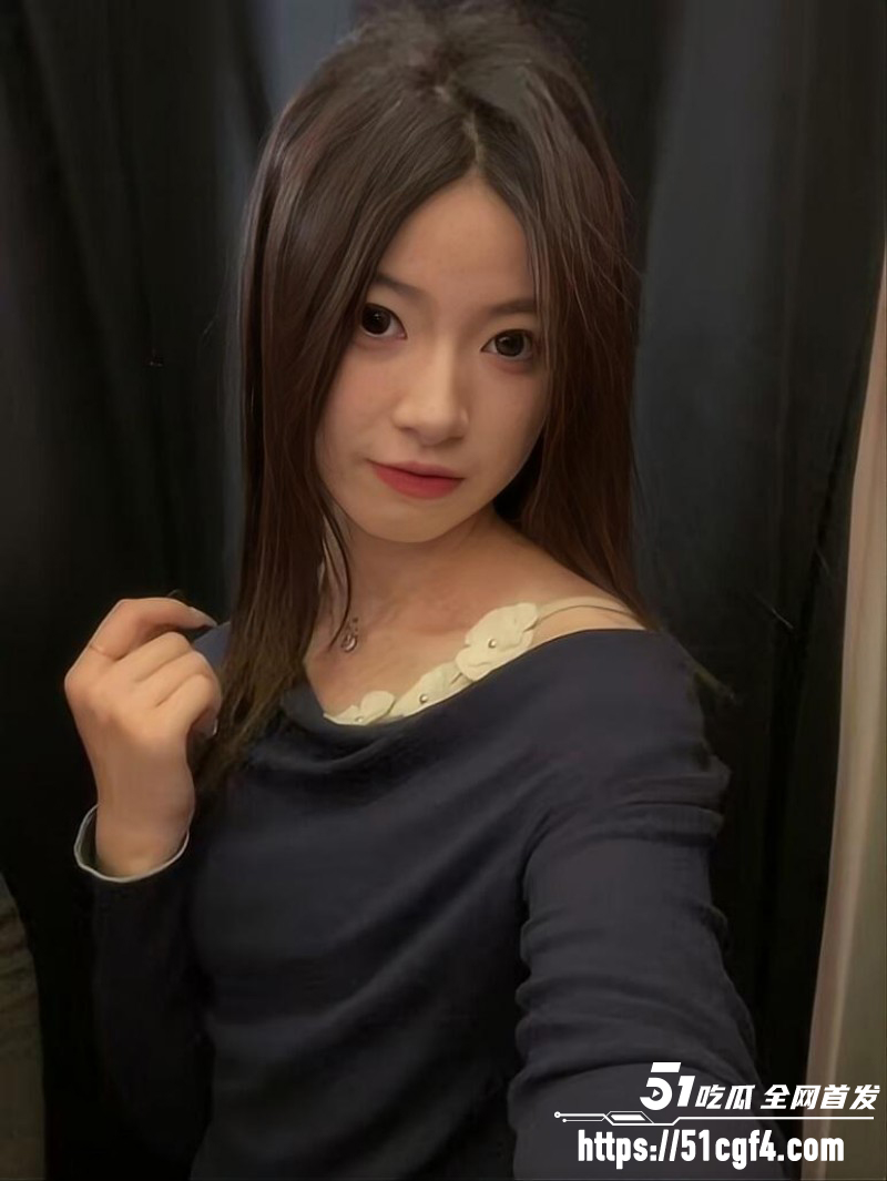 母狗女友当着绿帽男友面家中偷情02