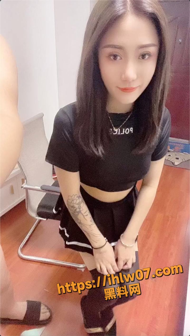 逼外翻的骚母狗御姐 晓瑜 献出大量性爱合集 粉丝团专属福利各种定制私拍 你能抵挡住？！