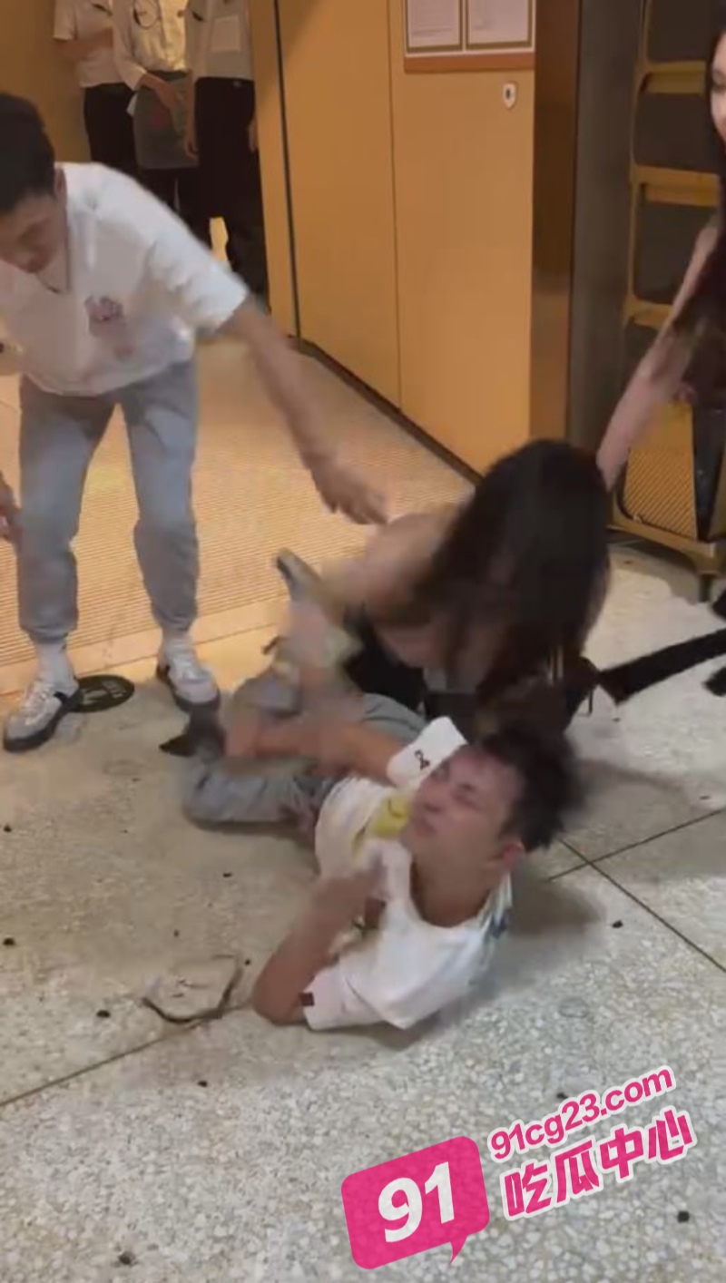 长沙海底捞打架事件 大奶骚货大战细狗男 这声音听着不对劲啊？ 配图6