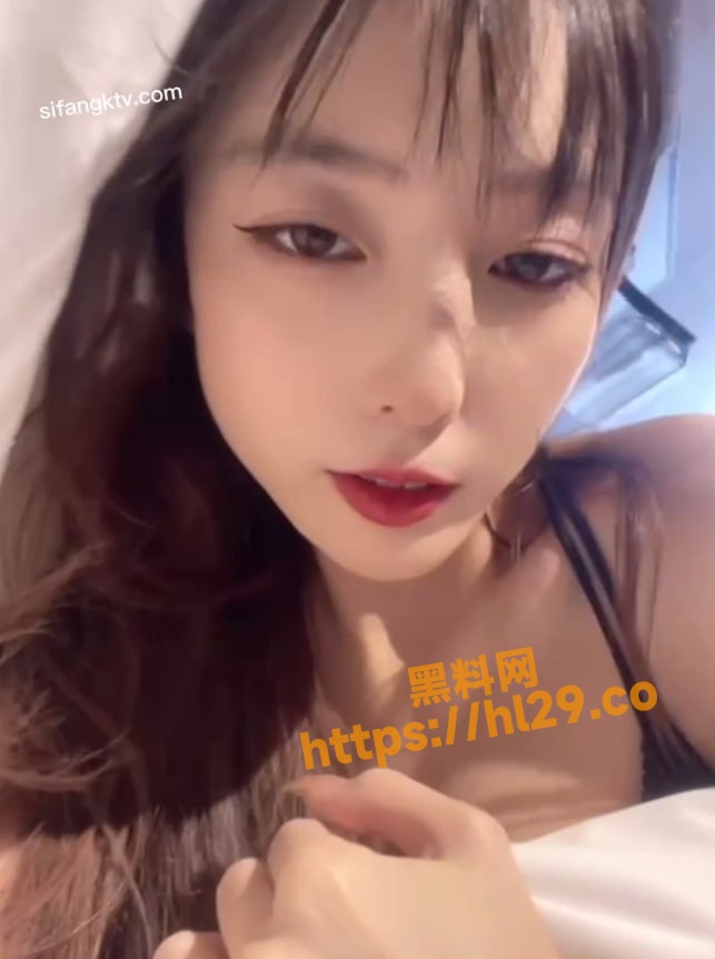 沈阳林文文，师范大学女神校外穿情趣制服坐台卖b，口活了得，男人看了把持不住