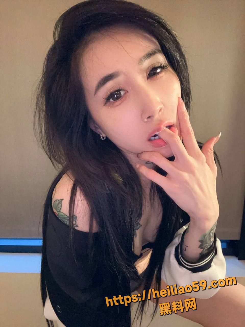 精神小妹约炮肌肉男 被当飞机杯一样玩 后入骑乘一字马 多体位打桩爆操