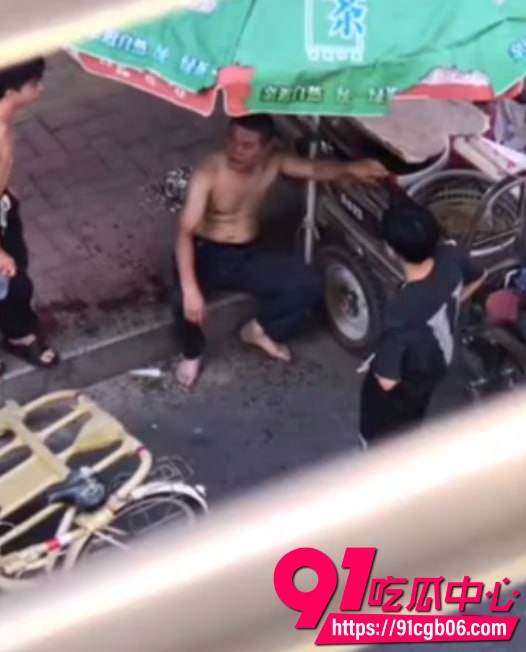 两个儿子抓老妈出轨6