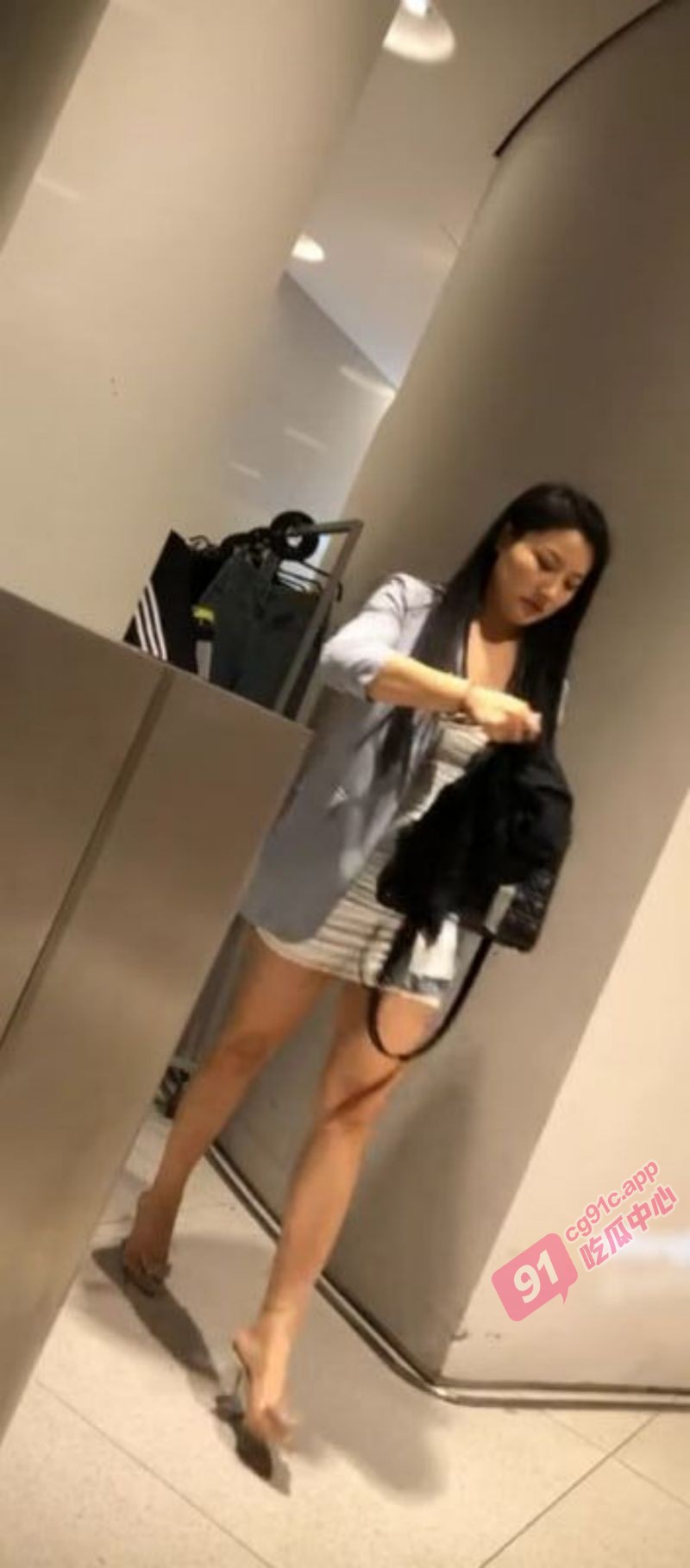 偷拍巨乳少妇包臀裙无内逛街~ 一路尾随偷拍 黑森林裹挟着鲍鱼亮点十足!