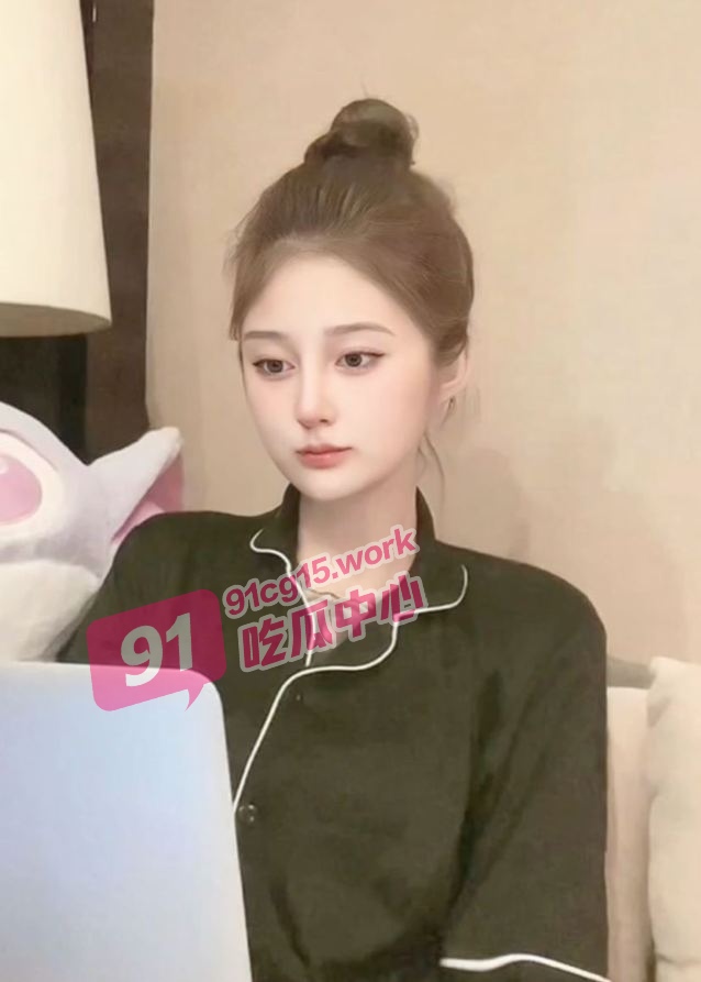 探花推荐～公司的女同事下班兼职被偷拍 这可太尴尬了！