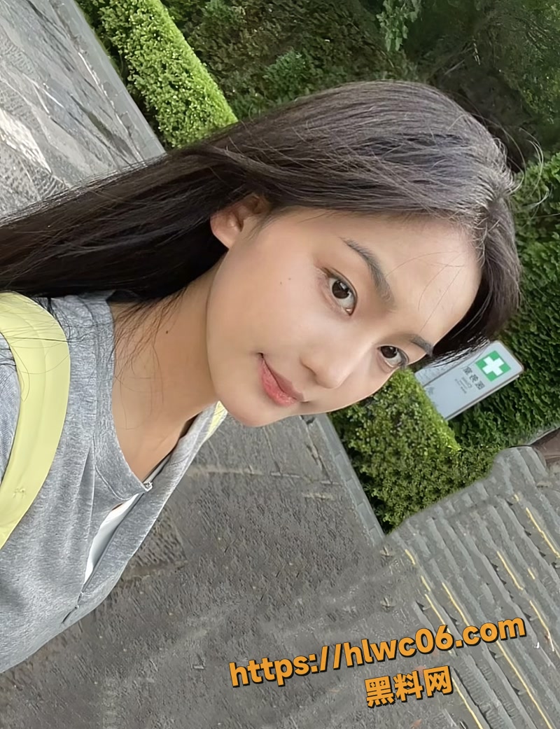 河南理工学院大四美女 陈奕涵 被学长灌醉带回酒店玩弄 小脸泛红骚逼水润超刺激