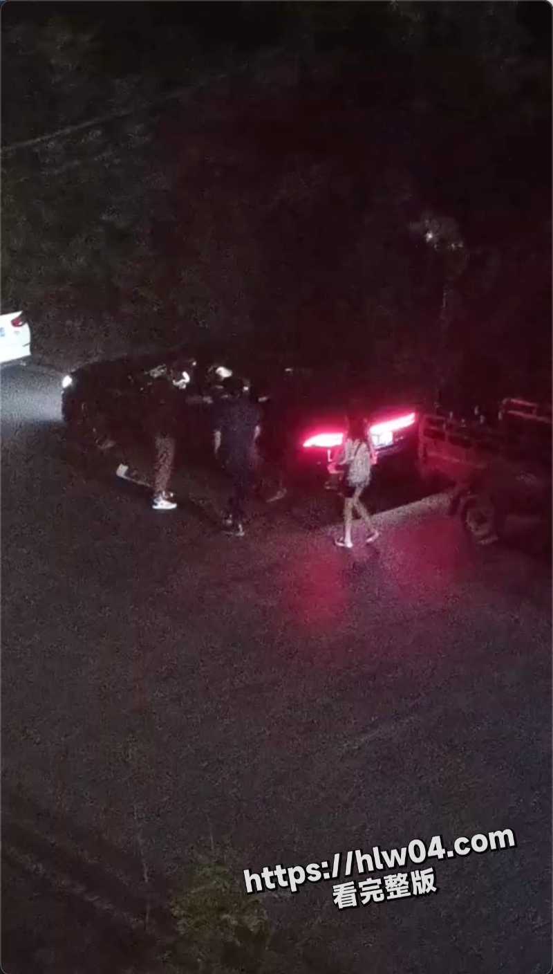 5.20情人节当天陕西西安临潼骊山一女的谈俩现场被逮 户外车震被抓直接让全网认识！